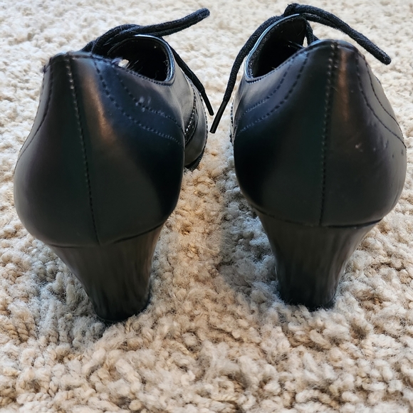 Black leather lace up shoes with heel. Size 7 - Picture 4 of 6